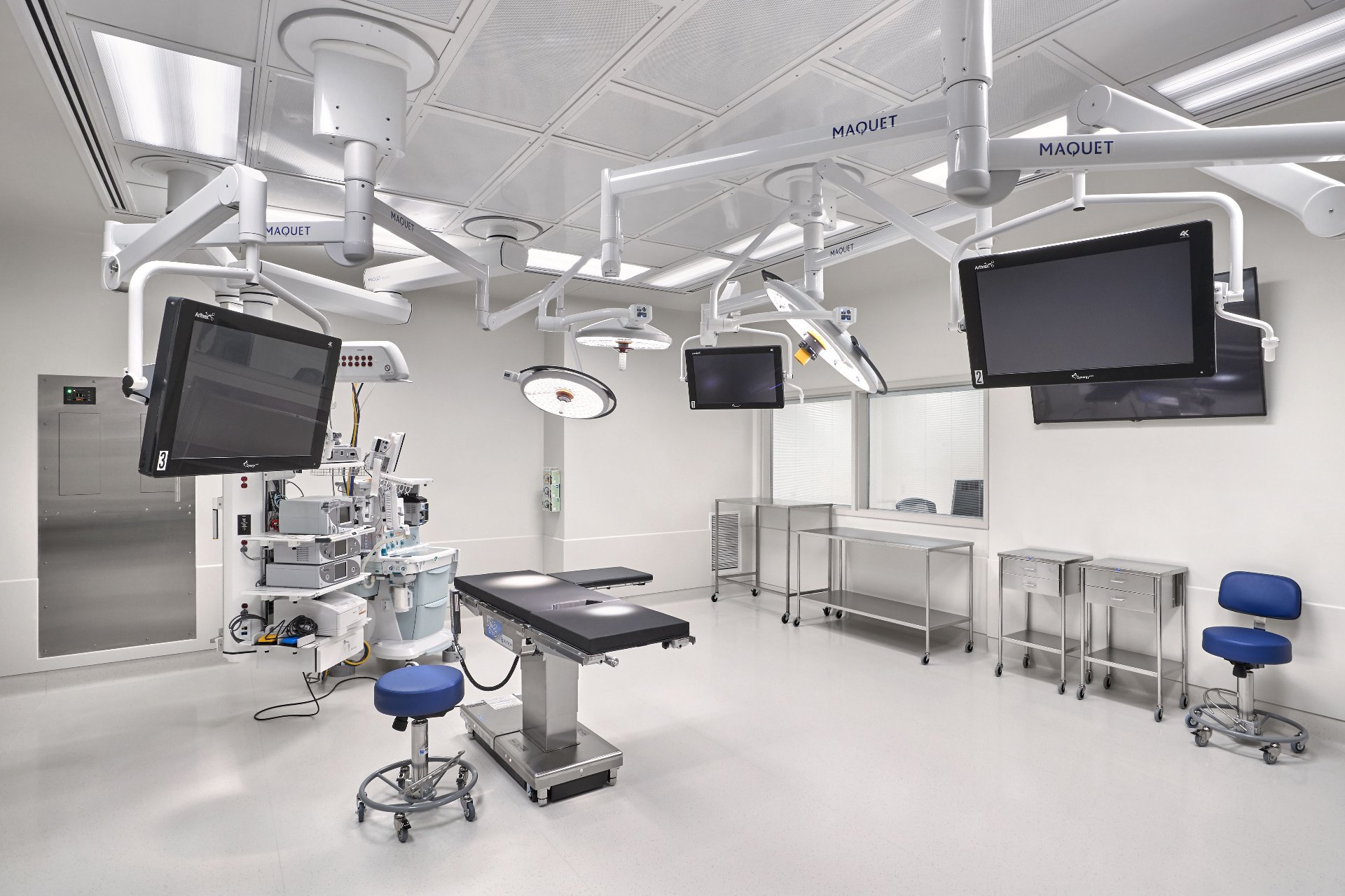 Operating room with HEPA-filtered laminar flow ceiling and integrated cleanroom air handling system