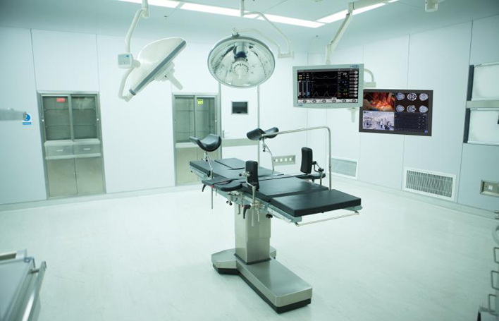 Operating room with cleanroom sandwich panel walls and integrated access doors